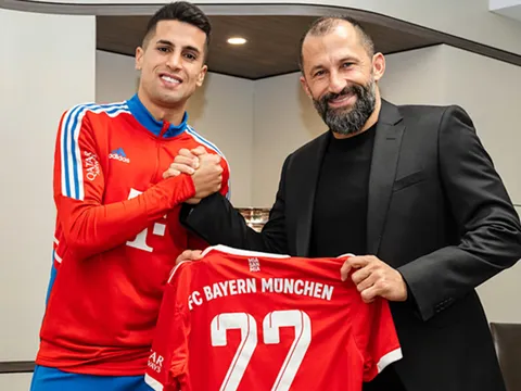 Sếp lớn Bayern tiết lộ chữ ký trong mơ