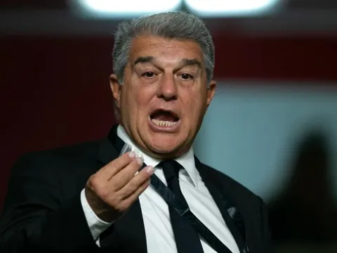 Joan Laporta chỉ trích những cầu thủ đến Ả Rập