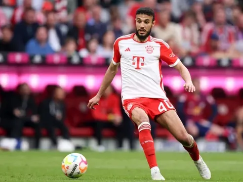 Mazraoui đối mặt với tương lai bất định tại Bayern