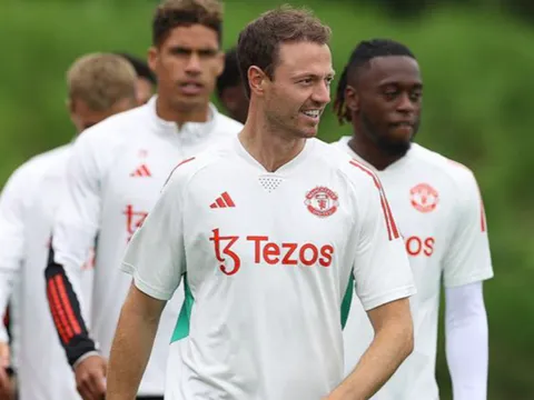 CHÍNH THỨC! Man Utd gây sốc, ký hợp đồng với Jonny Evans