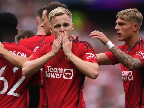 Van de Beek có thể đối đầu M.U