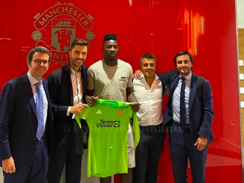 Hình ảnh hiếm thấy của tân binh trong màu áo Quỷ đỏ