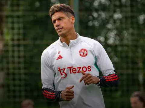 CHÍNH THỨC! Man Utd báo hung tin về Varane