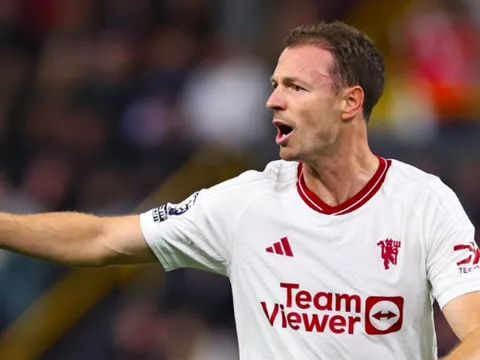 'Đường chuyền như mơ của Jonny Evans'