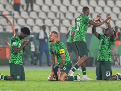 Haller giúp Bờ Biển Ngà vào chung kết, Nigeria ''đấu súng'' cân não