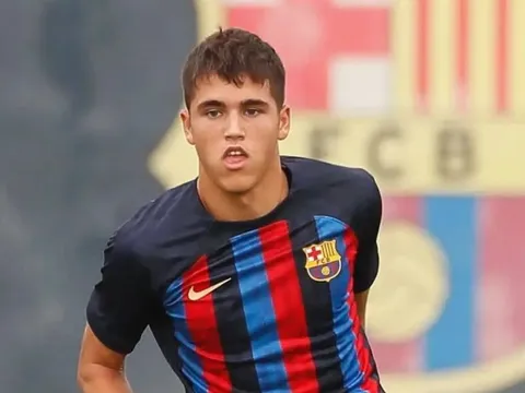 Premier League tranh giành trung vệ Barca
