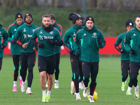 Cái tên lạ hoắc xuất hiện; Bất ngờ Van Persie trên sân tập Man Utd