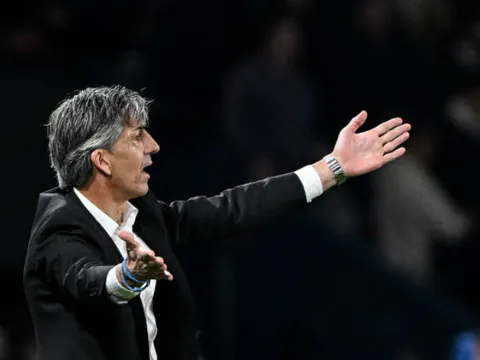 Thua PSG, HLV Sociedad bực bội với học trò
