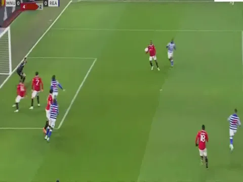 Roy Keane phát điên trước sai lầm của Malacia