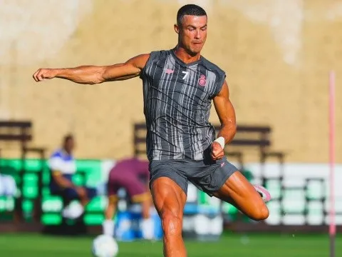 Cơ đùi của Ronaldo trên sân tập Al Nassr
