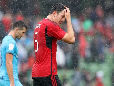 Harry Maguire bị CĐV Manchester United la ó