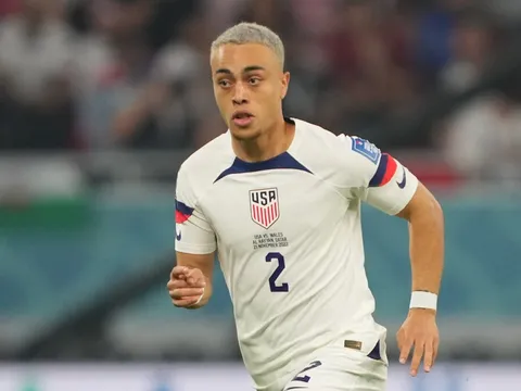 Sergino Dest nhận 2 thẻ vàng chỉ cách nhau... 20 giây