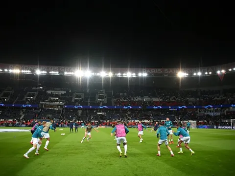 Sex với gái lạ trên xe, cầu thủ PSG nhận bài học nhớ đời