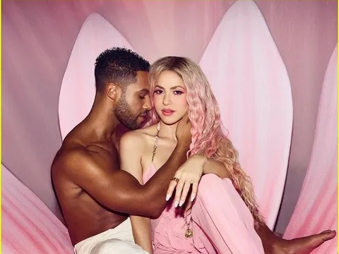 Shakira nóng bỏng bên trai trẻ