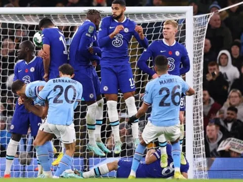 Siêu phẩm đá phạt giúp Man City vượt ải Chelsea