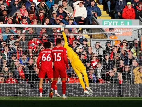 Siêu phẩm khuất phục Alisson, Liverpool mất điểm trên sân nhà