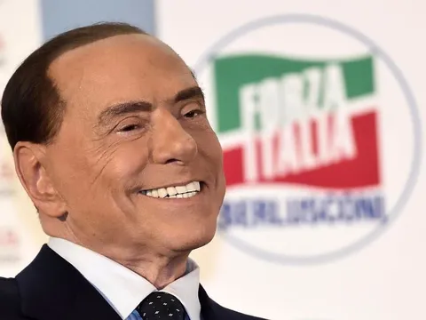Berlusconi hứa thưởng một chiếc xe buýt 'đầy gái bán dâm' cho cầu thủ
