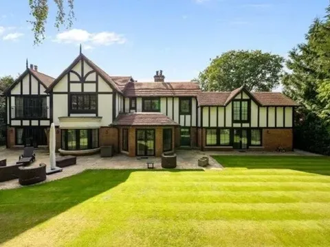 Sir Alex rao bán căn biệt thự tuyệt đẹp sau khi vợ qua đời