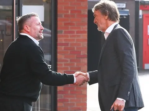 Sir Jim Ratcliffe đặt chân đến Old Trafford, GĐĐH Man Utd ra tiếp đón