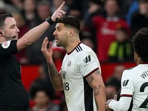 Phản ứng đầu tiên của Mitrovic sau tấm thẻ đỏ ở trận thua M.U