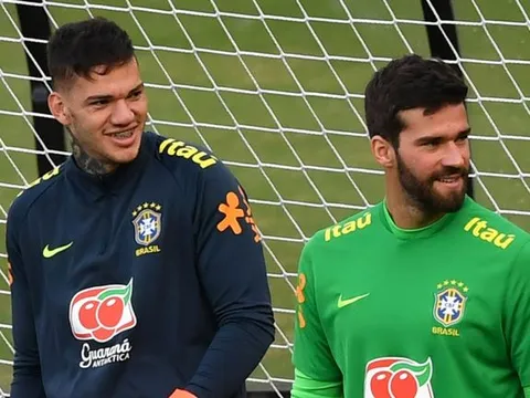 Ederson ngạc nhiên khi sao Liverpool bị loại khỏi tuyển Brazil