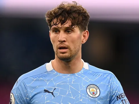 Rio Ferdinand bất ngờ gọi tên cựu hậu vệ Man City xuất sắc hơn John Stones