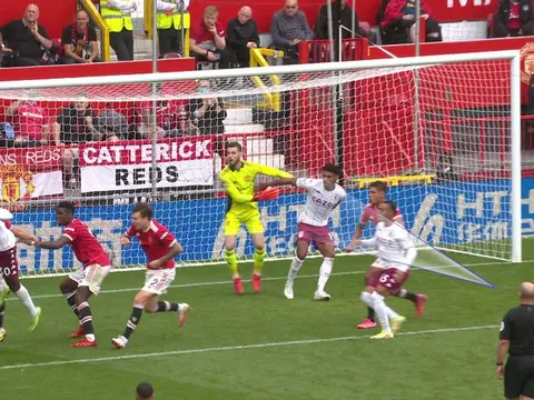 Cựu trọng tài Premier League giải oan cho Solskjaer