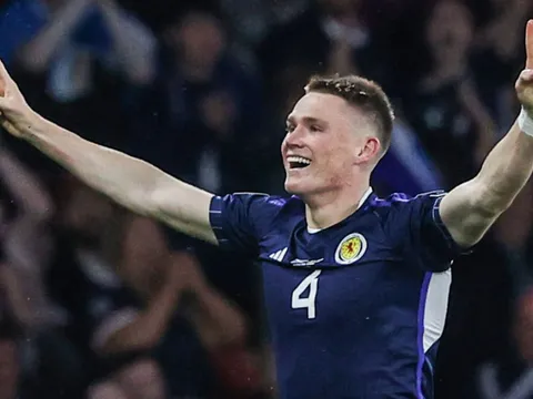 "Nhiều NHM đang nghĩ tại sao cậu ấy không có mặt trong đội hình M.U?"