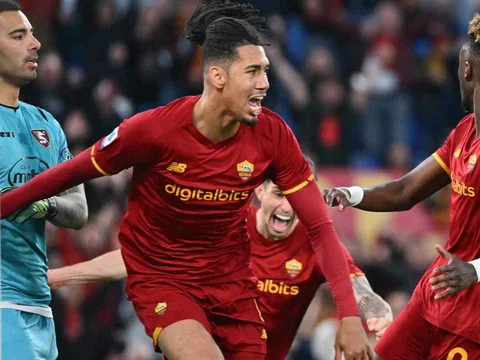 Đại diện Smalling nhắc nhở Mourinho