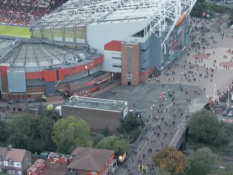 SỐC! Bị Liverpool sỉ nhục, CĐV Man Utd bỏ ra về