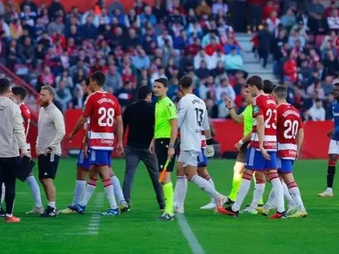 SỐC! Cổ động viên qua đời trên khán đài, trận đấu ở La Liga bị hủy