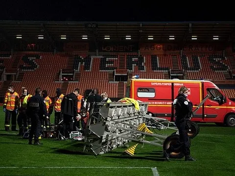 Sốc: Đèn pha ở sân vận động Ligue 1 rơi gây chết người