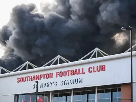 SỐC! Sân vận động St Mary's chìm trong khói lửa
