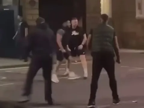 SỐC! Sao Premier League bị tấn công, nhóm côn đồ dọa bắn hung hãn