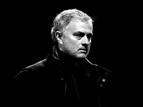 SỐC! Vạch trần sự bất công của Mourinho, sao M.U đau đớn cô lập chịu đựng