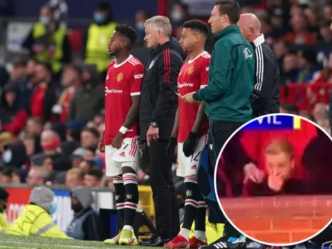 Solskjaer cảnh cáo hành động ném kẹo cao su của Van de Beek