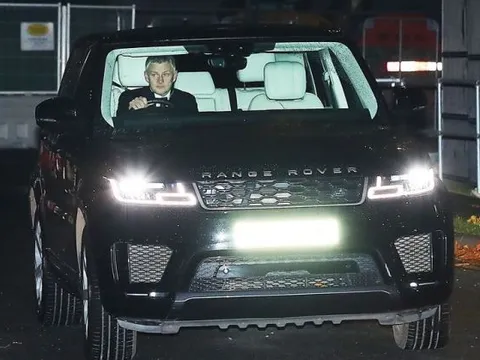 Solskjaer thất thần trở về nhà sau cuộc họp khẩn