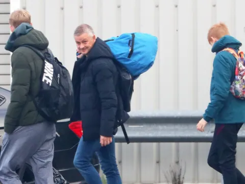 Solskjaer xách valy rời Manchester