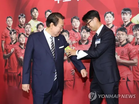 Son Heung Min đeo băng đội trưởng cho tổng thống Hàn Quốc