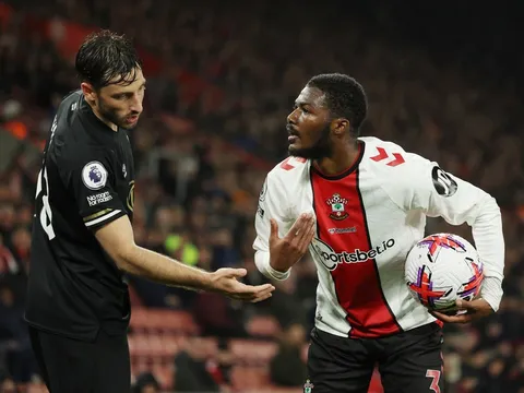 Southampton lâm nguy trong cuộc đua trụ hạng