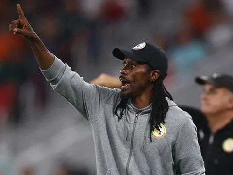 HLV Senegal đổ bệnh trước trận gặp Anh