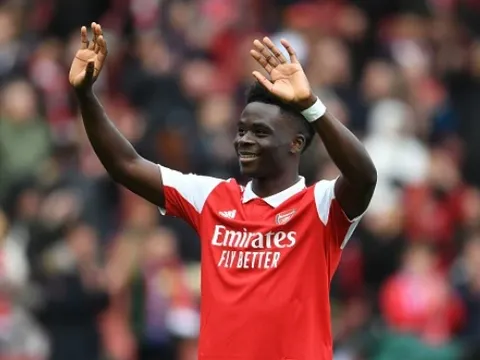 Saka được so sánh với huyền thoại 'bất bại' của Arsenal