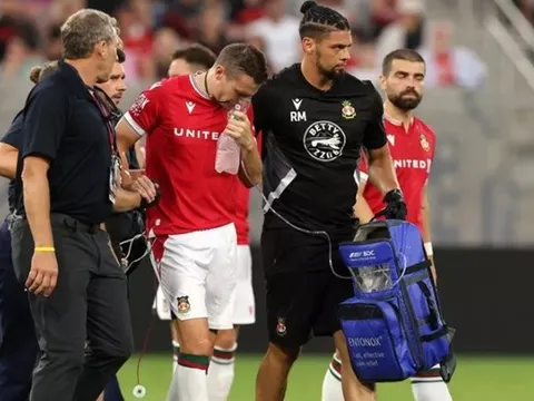 SỐC! Tiền đạo Wrexham thủng phổi sau pha va chạm với sao M.U