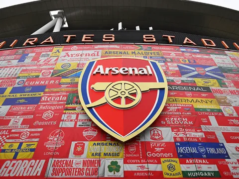 Vì sao Arsenal không được sử dụng tên sân Emirates khi thắng PSV 4-0?