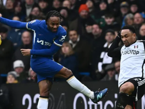 Ashley Williams chê bai Sterling