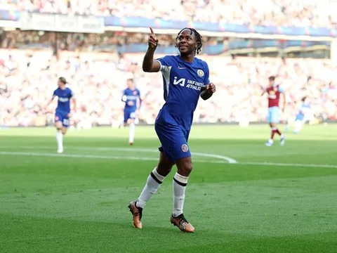 Sterling "càn quét" tân binh Premier League