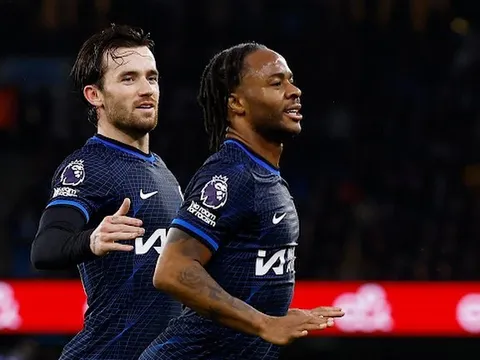 Sterling ghi bàn, Chelsea khiến Man City mất điểm