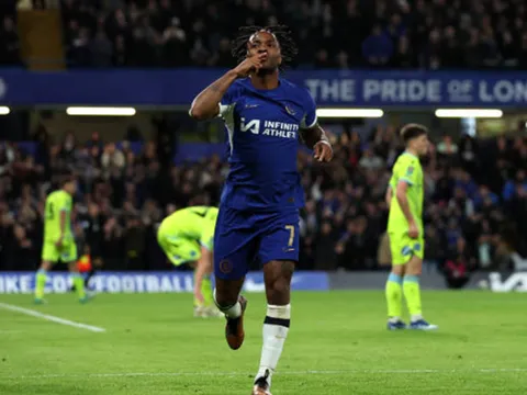 Sterling lập siêu phẩm đưa Chelsea vào tứ kết