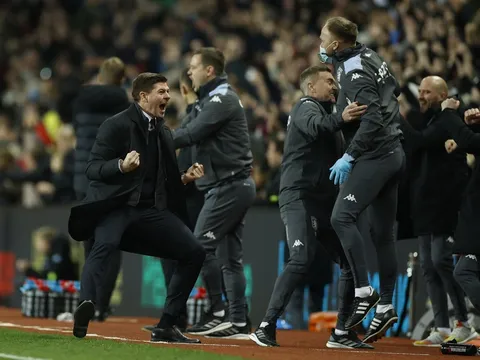 Steven Gerrard ăn mừng cảm xúc ngày ra mắt Premier League