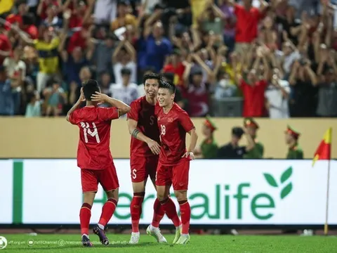 Thiên đường tỏa nắng với 'người không phổi' của HLV Troussier